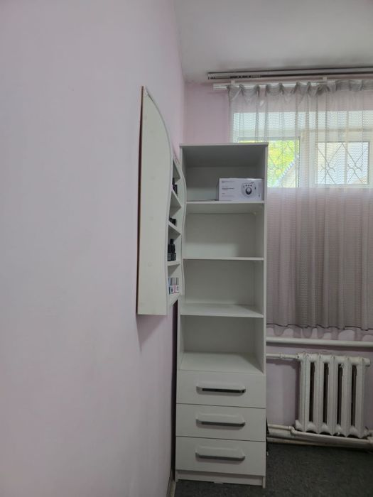 Продам мебель: 2 тумбы, шкаф, зеркало