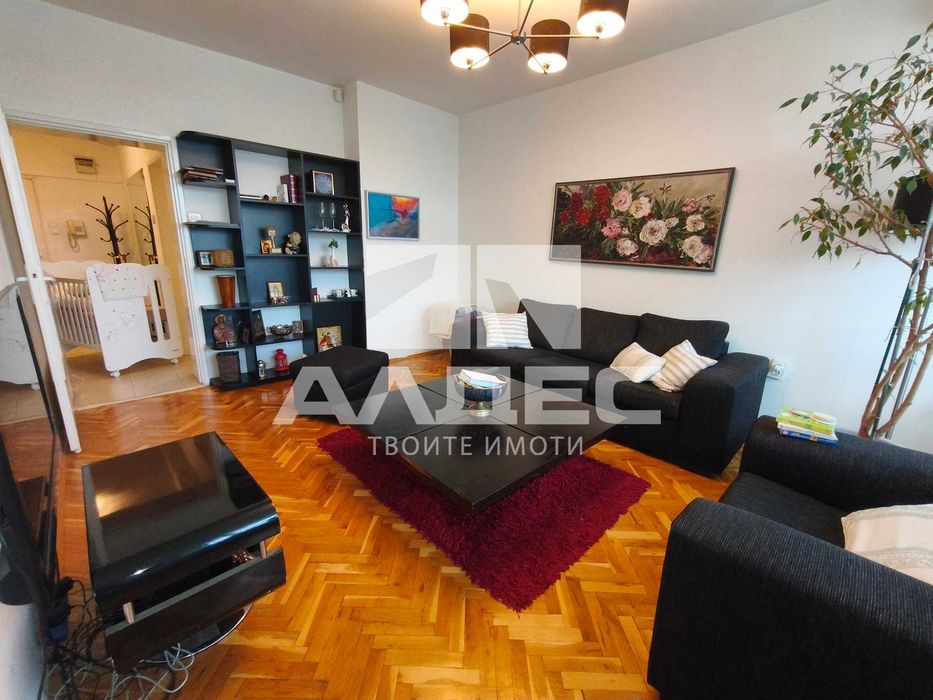 Дава се под наем Тристаен апартамент в София, Център - 115 кв.м за 947.58 € - Снимка #1