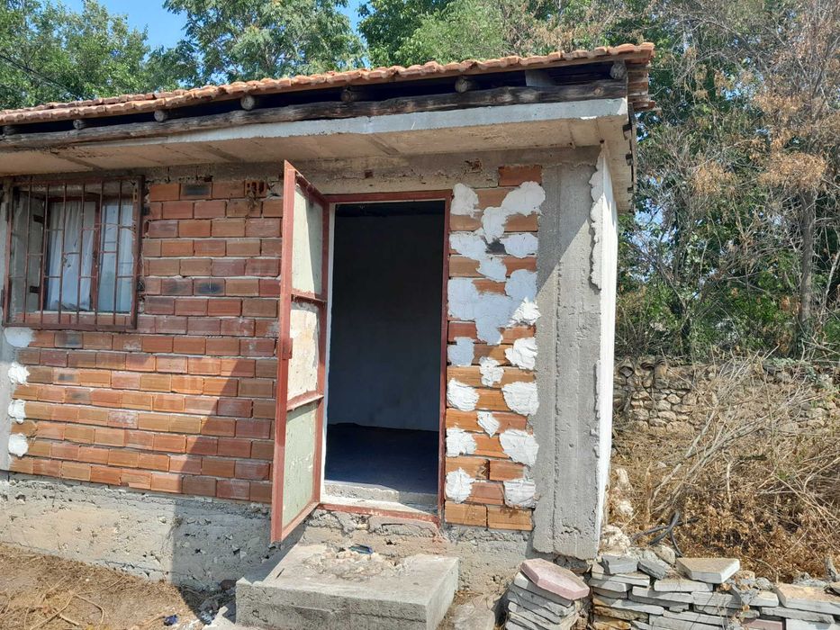 Продавам селска къща с монолитен гараж