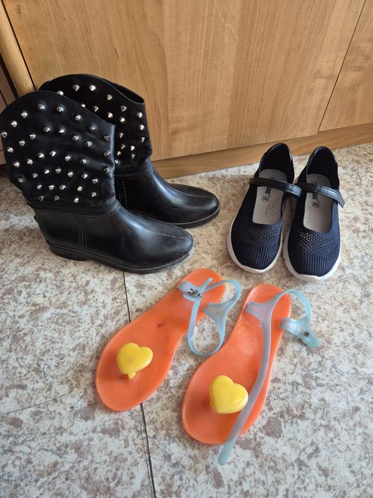 Отдам обувь 35-36 размер