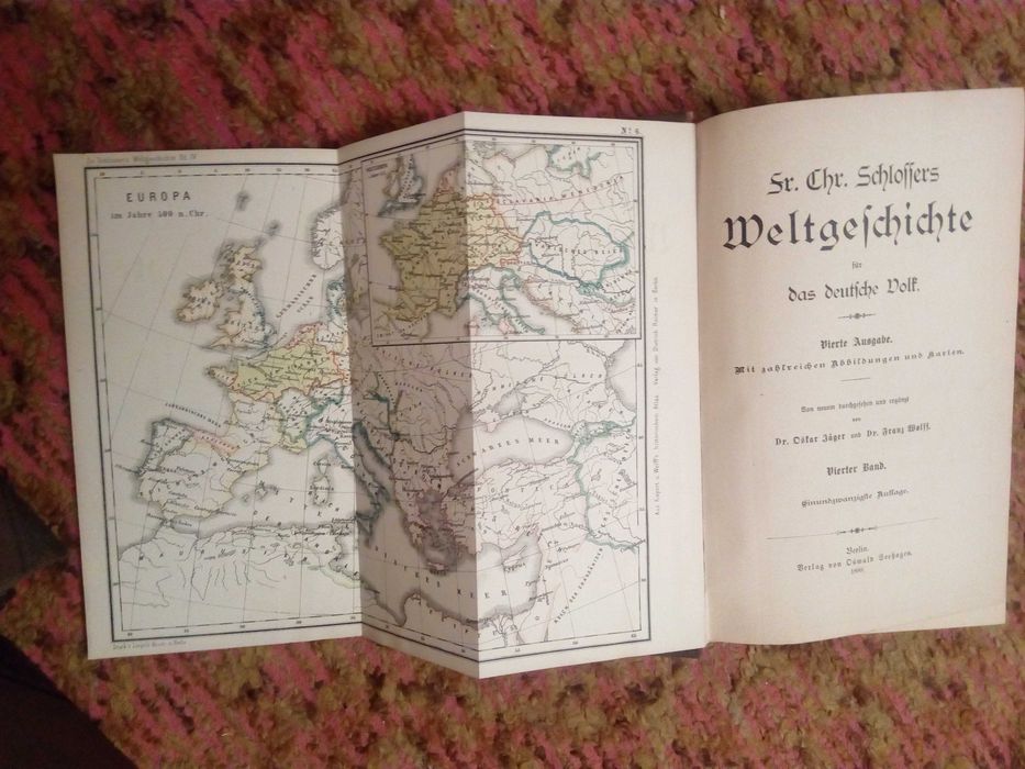 Колекция от стари немски енциклопедии.