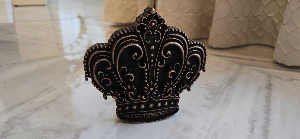 Масивна дървена корона.