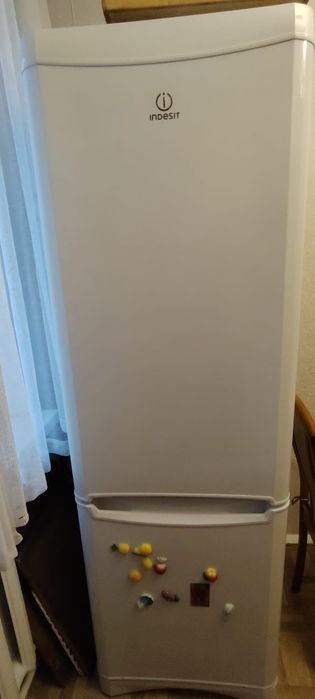 Продам двухкамерный холодильник