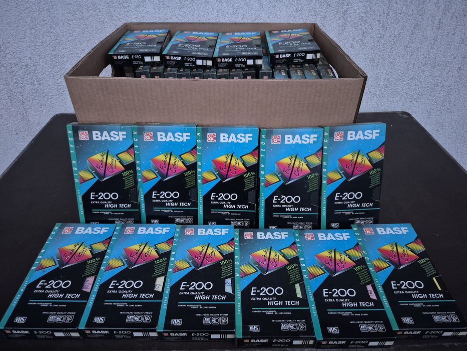 Vând o colecție de 44 casete video VHS originale Basf 200 minute