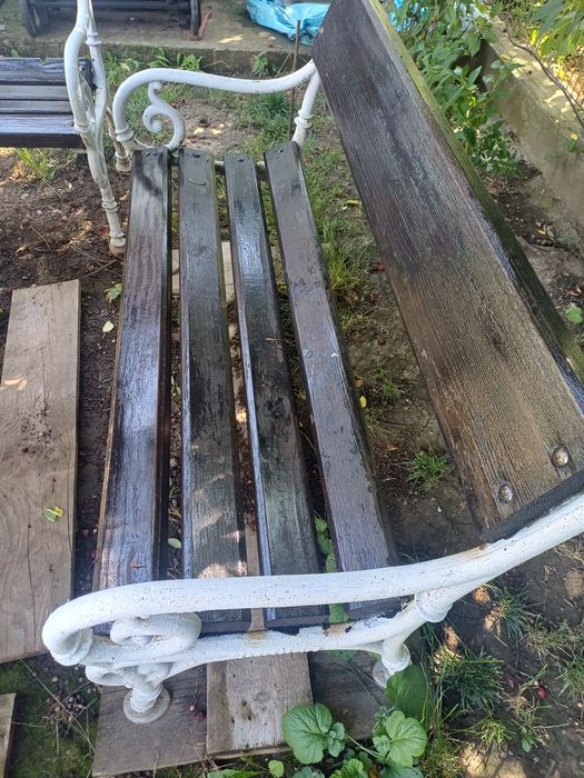 Vând bănci și masa din lemn masiv