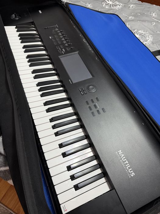 Korg nautilius  si korg pa 4 x ! Sau schimb ambele cu pa 5 si diferenta din partea mea