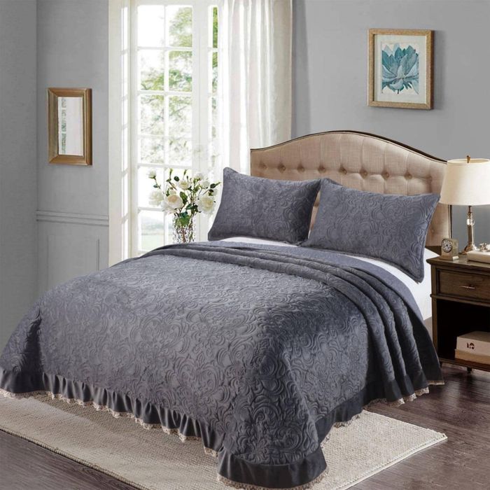 Cuvertura de pat din catifea groasa cu volanase