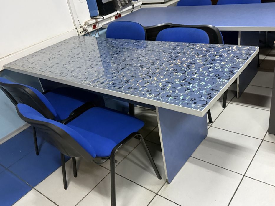 Продам офисные столы и стулья