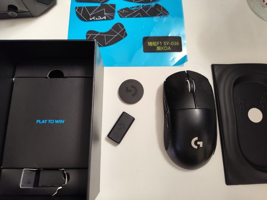 Logitech G Pro X Superlight в перфектно състояние + нови грипове и стъклени mouse skates