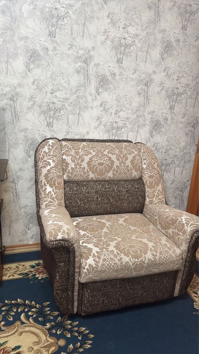 Продам диван с креслом  в хорошем состояний