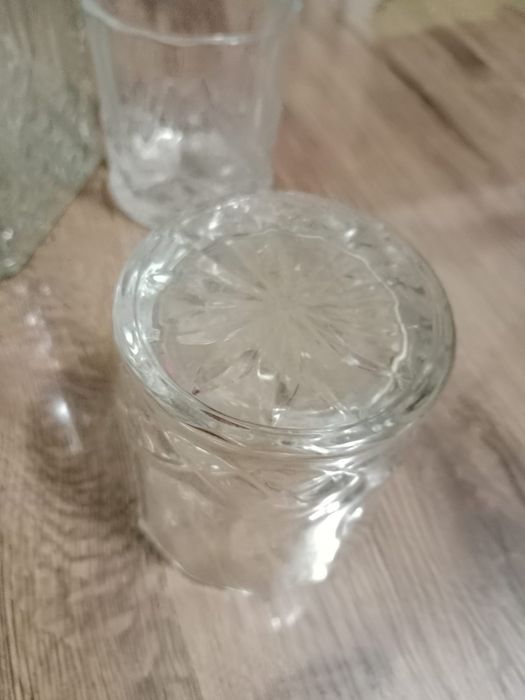 Графин и 4 бокала.