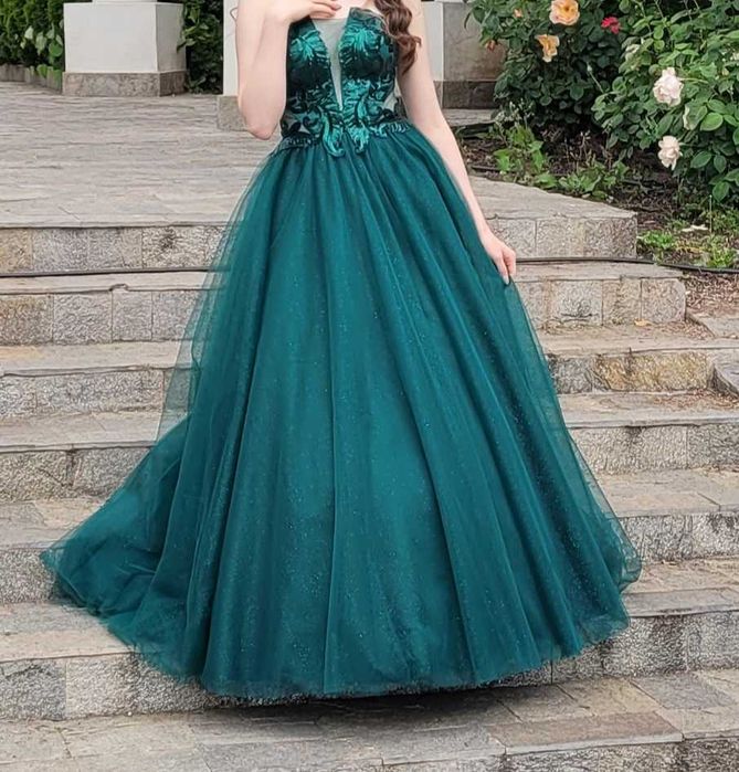 Бални рокли и аксесоари към тях