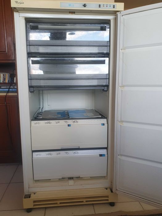Фризер вертикален Whirlpool 163л