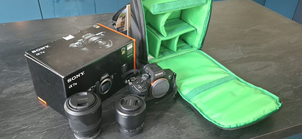Sony A7 III  комплект с два обектива Sony 28-70/3.5-5.6 OSS  и Sony FE 1.8/50  чанта за съхранение и карта с памет 128GB