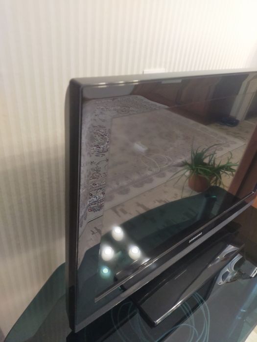 Телевизор Samsung с подставкой