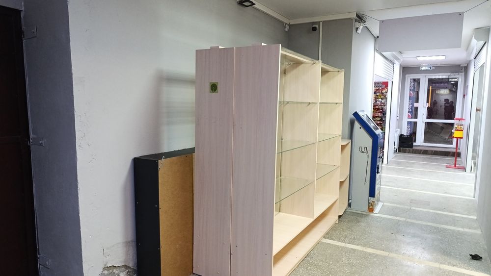 Стеллажи со стеклянными полками