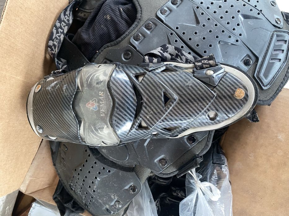 Черепаха и наколенники