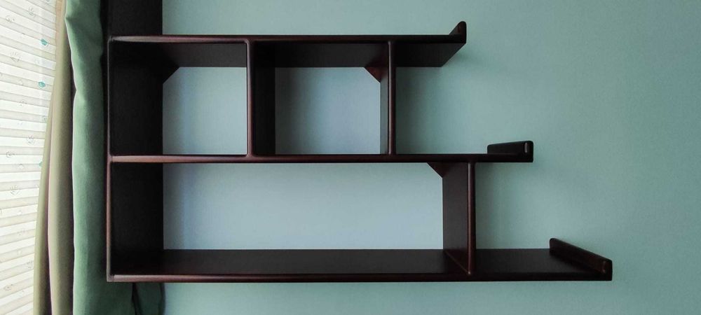 Тъмен дървен стелаж за стена – изчистен дизайн