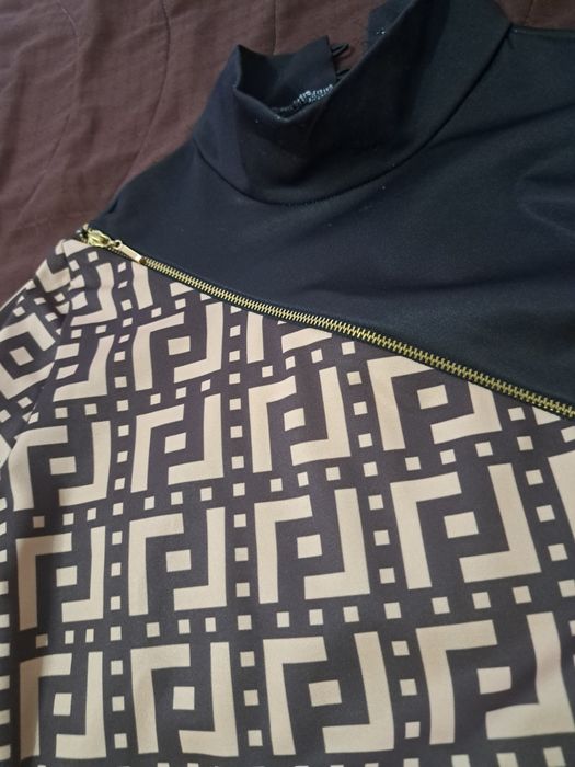 Рокля с ефектно деколте