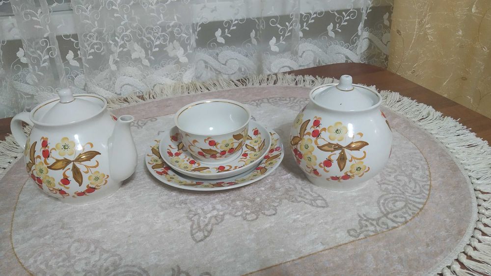 Посуда: чайный сервиз из СССР.