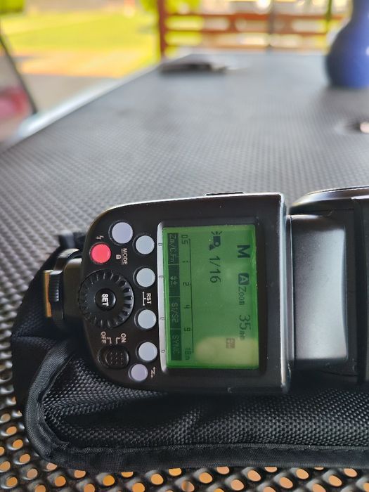 Vând blitz Godox TT 685 Nikon