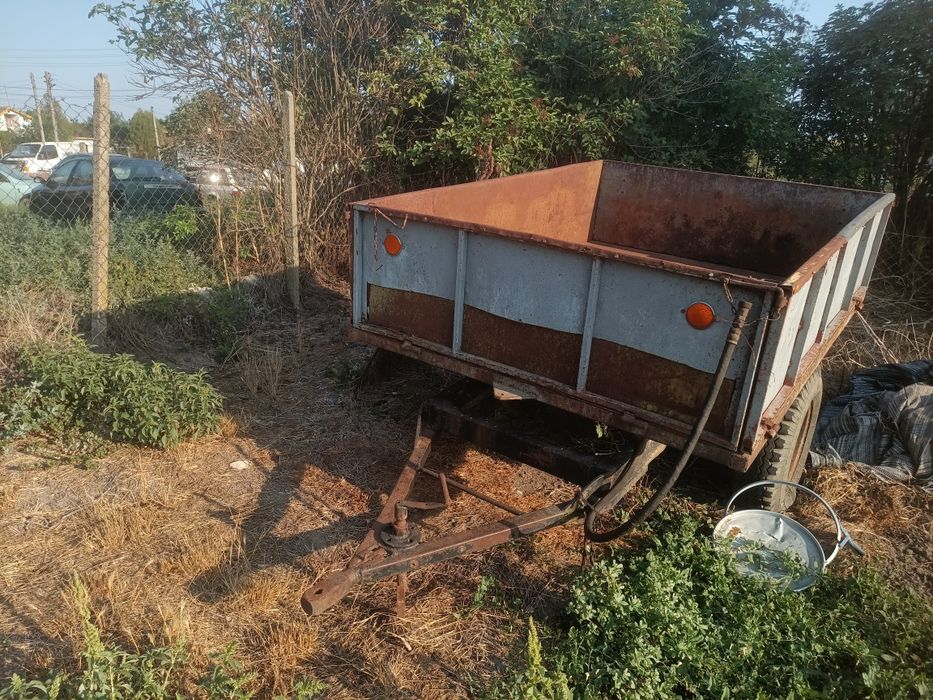 Продавам тракторно ремарке едноосово