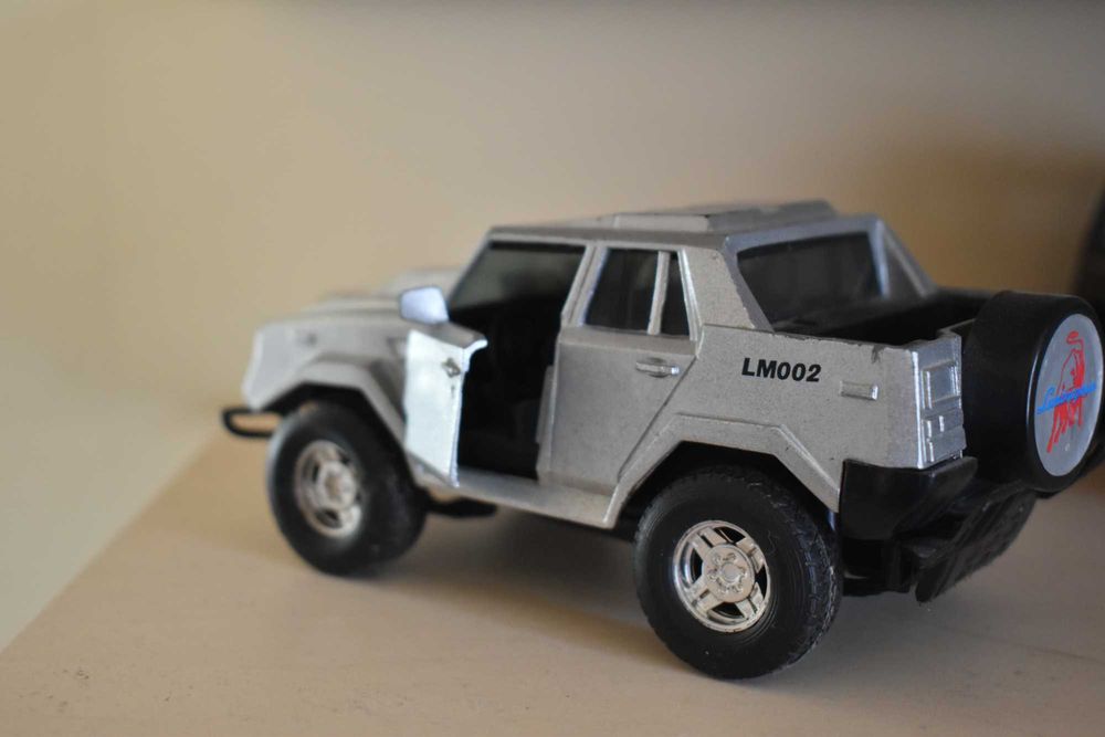 Vand macheta Lamborghini LM002 in stare buna.