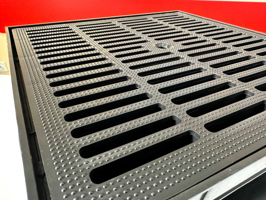 Дождеприемник пластиковый. Лотки, пескоуловитель, люк.