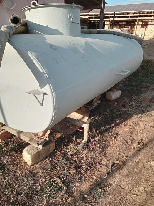 Емкость 5 куб су құйылған