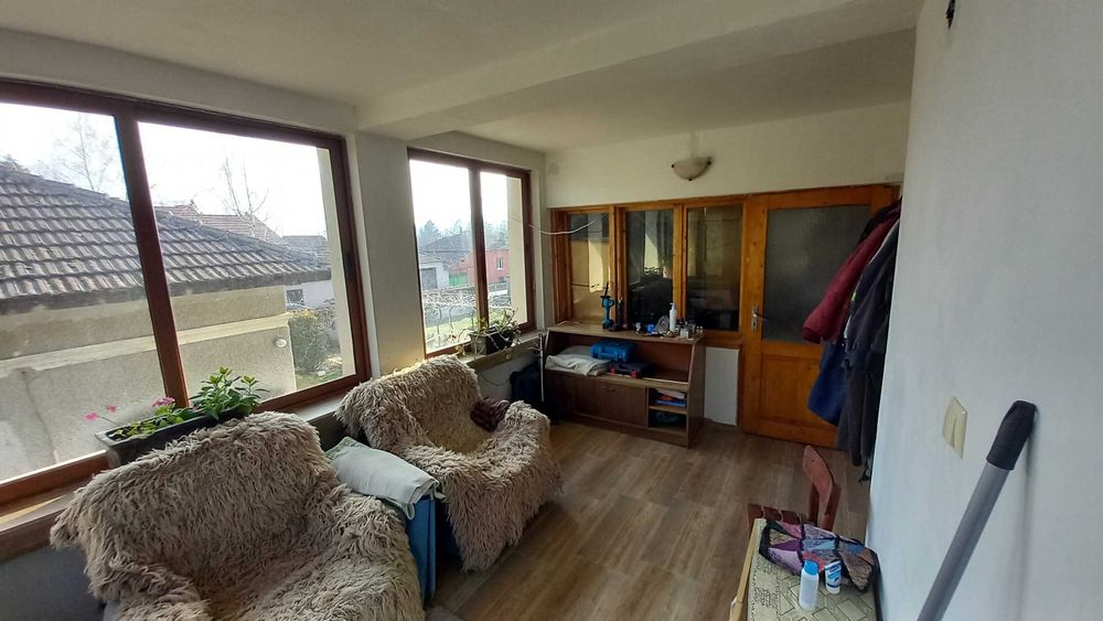 Имот в с. Бабово - 3 къщи с просторен парцел