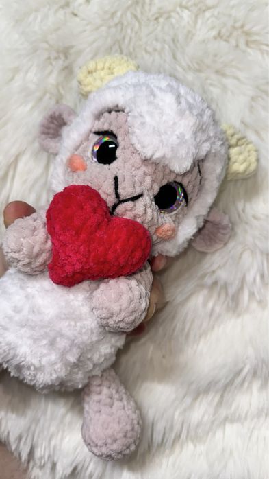 Милая плюшевая овечка