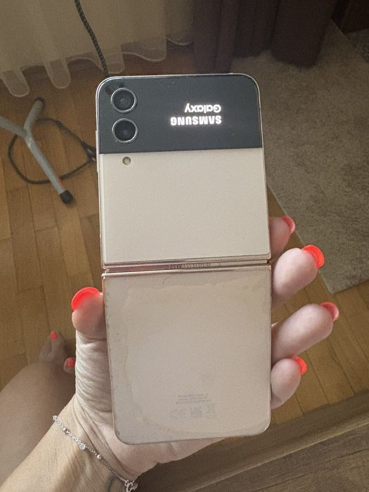 Samsung Galaxy Z Flip 4