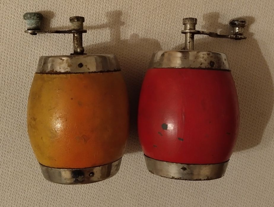 Ретро мелнички и бутилка - цигаретник от соца