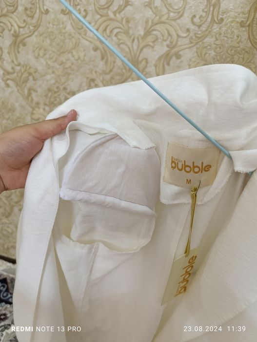 Oq yupqa tizzadan turadgan pidjak