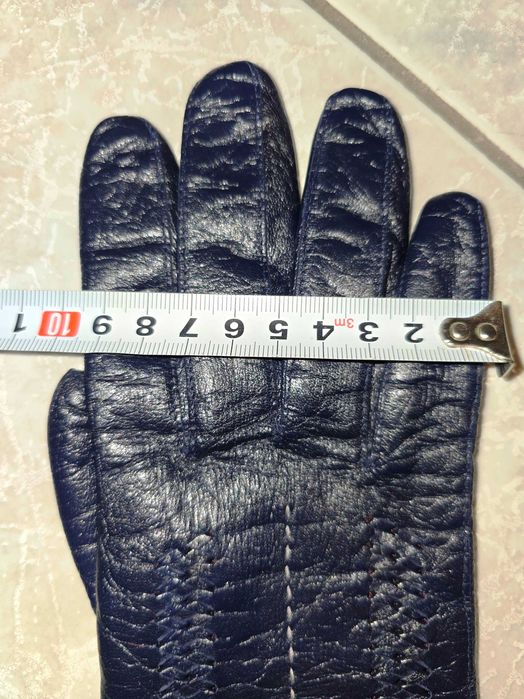 Продавам дамски черни кожени ръкавици от естествена кожа