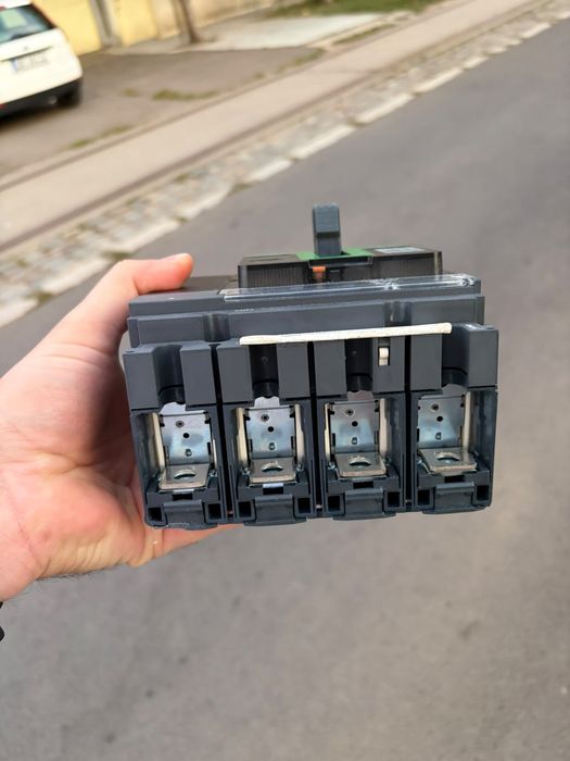 Schneider Electric ComPacT NSX100HB2 63A 4P – întreruptor automat profesional 3.80