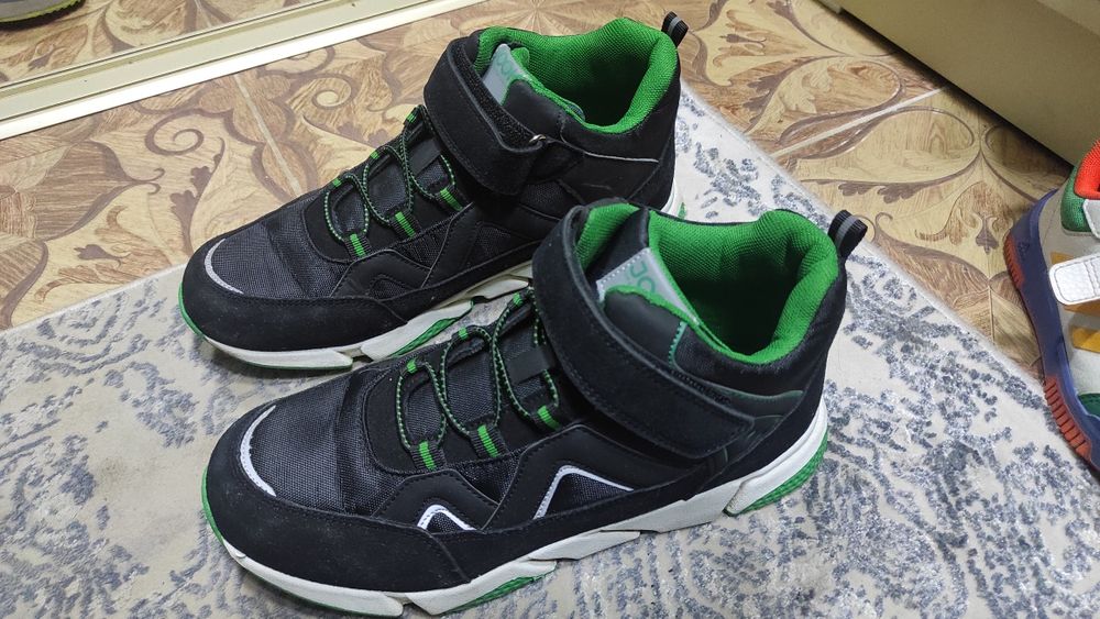 Продам обувь на мальчика размер 38