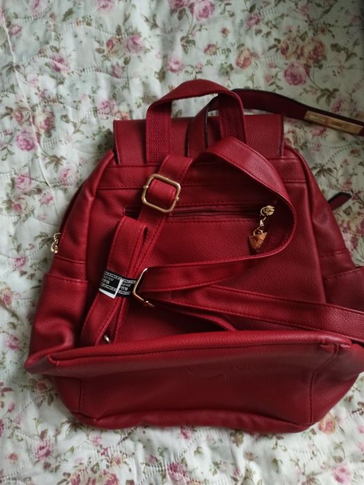 Червена кожена чанта - раница