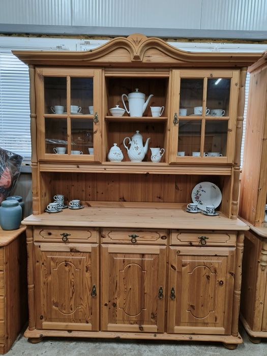 Кухненски бюфет с витрина и месенгови дръжки