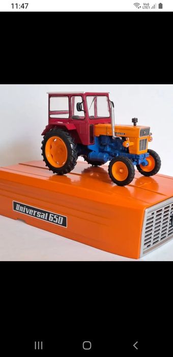 Macheta tractor  Universal UTB-650 scara 1:43