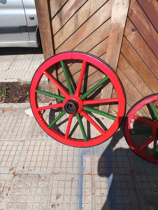 Продавам  два броя колела за дървена каруца