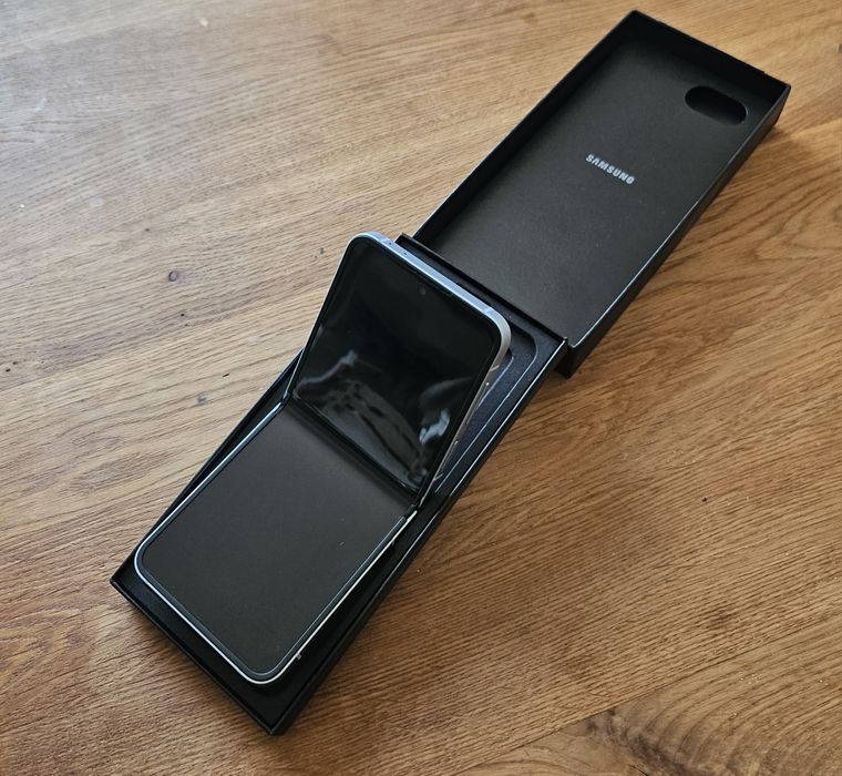 Мобилен телефон Galaxy Z Flip6