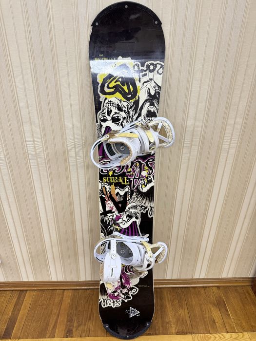 Сноуборд с креплениями и ботинками