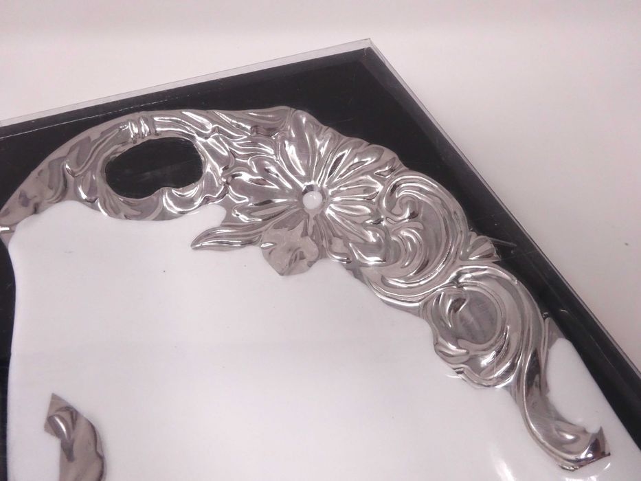 Комплект от 2 бр. нови, стилни порцеланови чинии с орнаменти