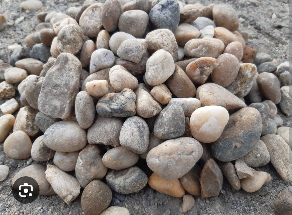 Пясък, чакъл, трошен камък, речен филц, хумус, замазка