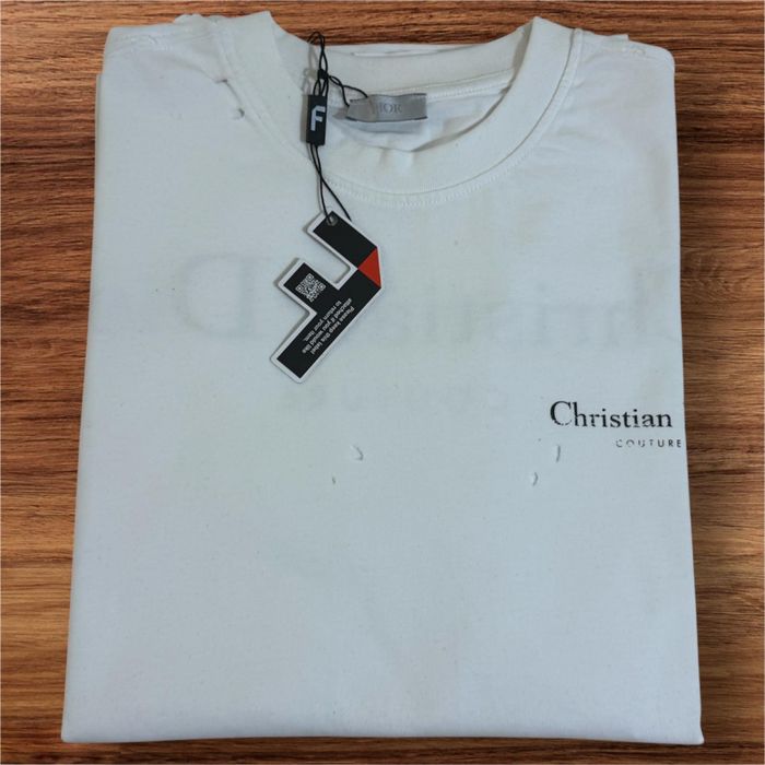 Tricou Christian Dior bărabți.