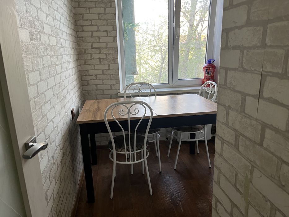 Продам стол без стульев