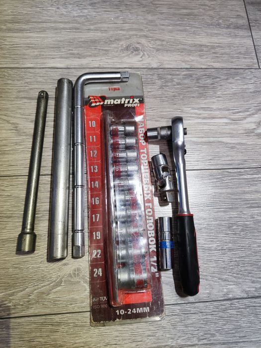 Продам набор ключей и лобзик.