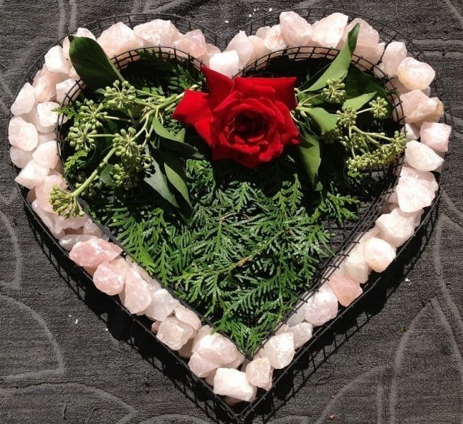 Декоратция из белый камни