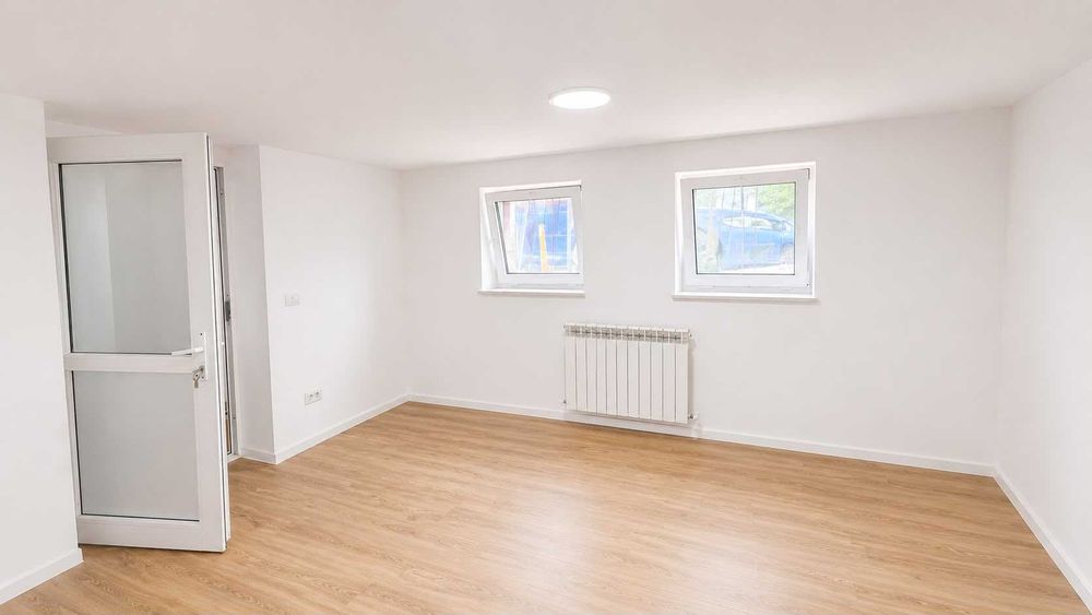 Casa la curte recent renovată și mobilată partial (bucătărie mobilată și utilată totul noua, baie complet amenajată totul modern și noua )